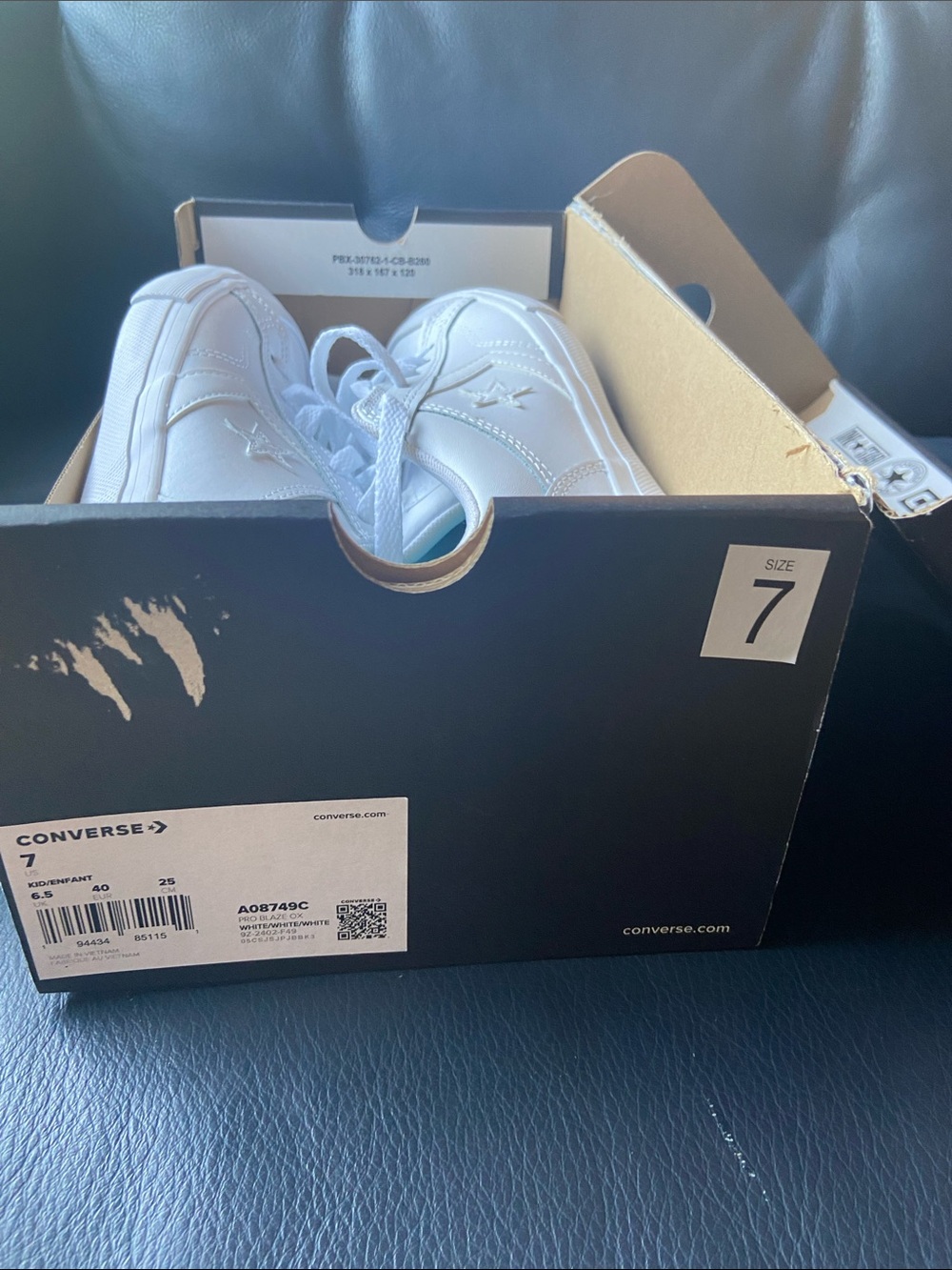 Converse White Low-Top Sneakers - Clean Lace-Up Style kids size 7